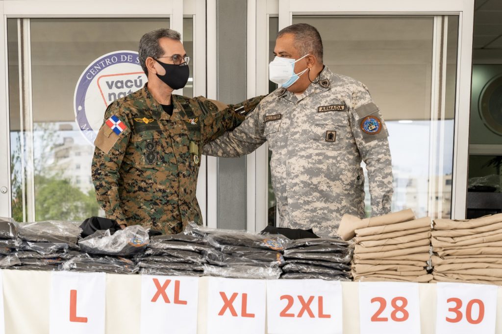 entrega nuevos uniformes al personal militar y civil C5i 4